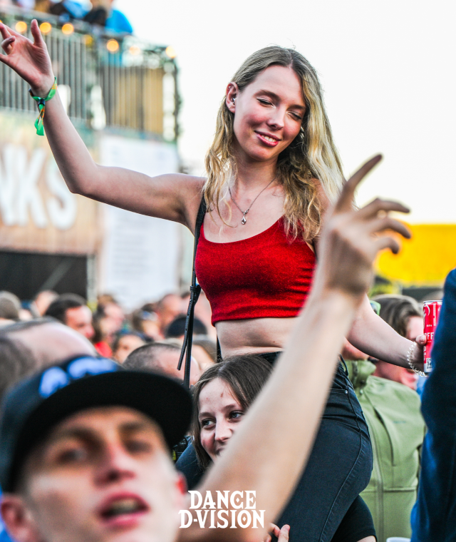 Girl sitting in neck at mainstage